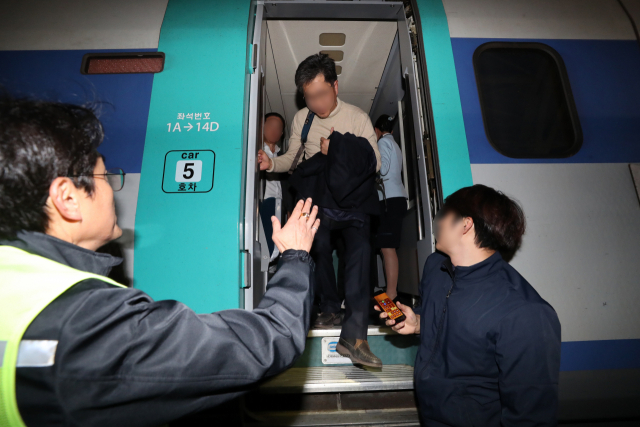 20일 오후 충북 청주시 KTX 오송역에 멈춰선 열차에서 승객들이 내리고 있다. 이날 사고는 진주에서 서울로 가던 KTX 열차에 전기 공급이 중단되면서 발생했다. 현재 고속철도 경부선 상행선 열차 운행은 지연되고 있다. 연합뉴스