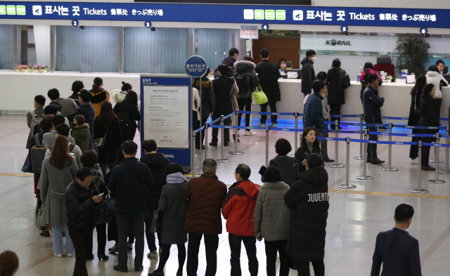20일 오송역에서 KTX 전력공급 중단 사고로 상하행선 열차 운행이 지연되자 승객들이 티켓 환불을 위해 길게 줄지어 서 있다. 이날 사고는 오송역에서 서울로 향하던 진주발 KTX 열차에 전기공급이 중단되면서 발생했다. 연합뉴스