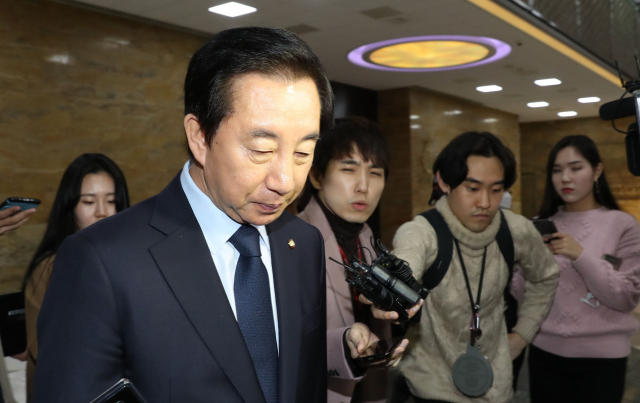 자유한국당 김성태 원내대표가 20일 오후 국회 의장실에서 열린 국회 정상화를 위한 여야 원내대표 회동을 마치고 기자들의 질문을 받고 있다. 연합뉴스