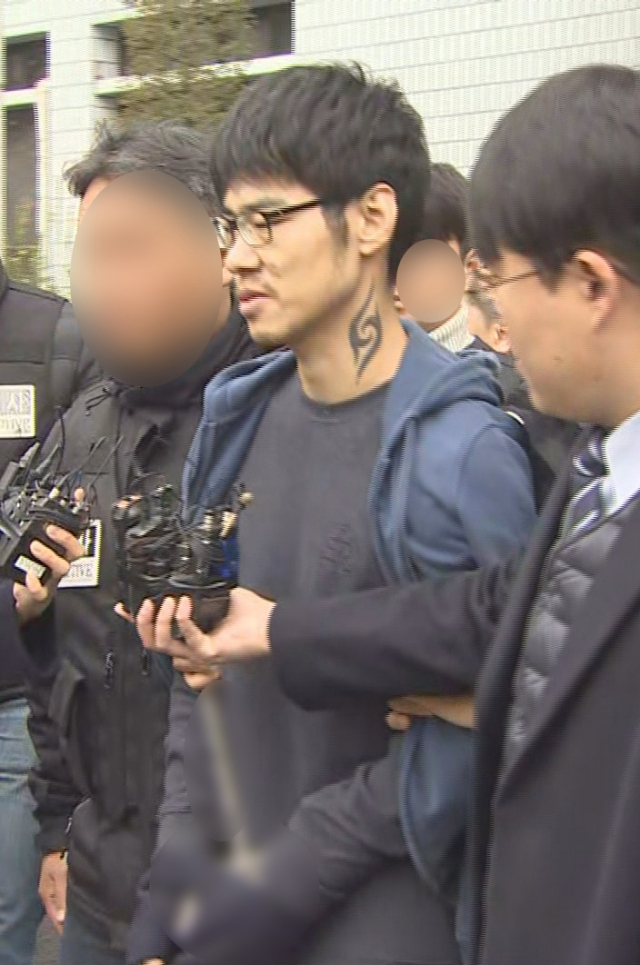 강서구 PC방 살인사건 피의자 김성수가 21일 오전 서울 양천경찰서에서 서울남부지방검찰청으로 송치되며 취재진 질문에 답하고 있다. 연합뉴스