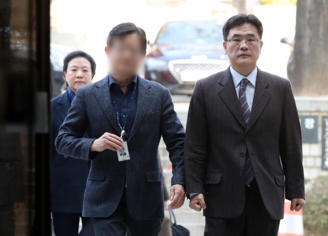 삼성전자서비스를 근로감독해 불법파견 사실을 확인하고도 이를 은폐한 의혹에 연루된 정현옥 전 고용노동부 차관(왼쪽)과 권혁태 전 서울지방고용노동청장(오른쪽)이 5일 오전 서초구 서울중앙지방법원에서 열리는 구속 전 피의자심문(영장실질심사)에 출석하기 위해 법정으로 향하고 있다. 연합뉴스