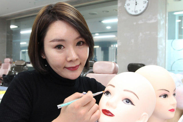 내년 세계네일대회에 아트메이크업 부문 한국 대표선수 참가 자격을 얻은 이귀염(구미대) 씨가 학과 실습실에서 대회 준비에 여념이 없다. 구미대 제공