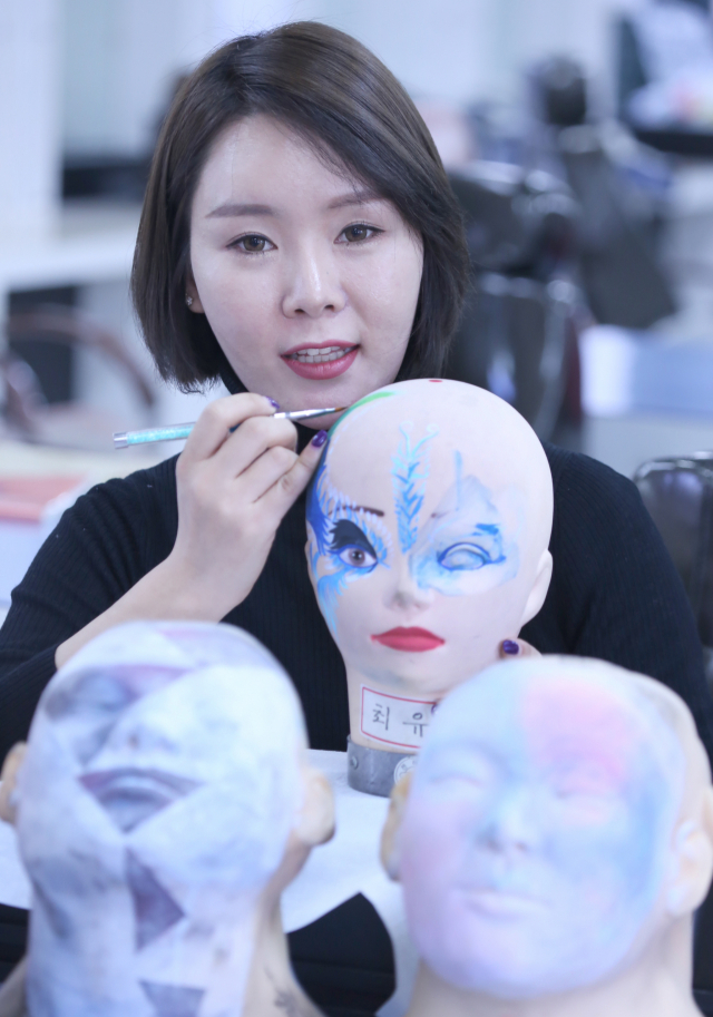 내년 세계네일대회에 아트메이크업 부문 한국 대표선수 참가 자격을 얻은 이귀염(구미대) 씨가 학과 실습실에서 대회 준비에 여념이 없다. 구미대 제공