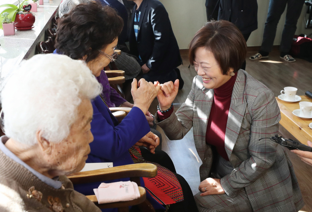 진선미 여성가족부 장관이 11일 오전 경기도 광주시 퇴촌면 나눔의 집을 방문해 이용수 할머니와 이야기를 나누며 화해치유재단 문제 해결 등을 약속하며 손가락을 걸고 있다. 연합뉴스