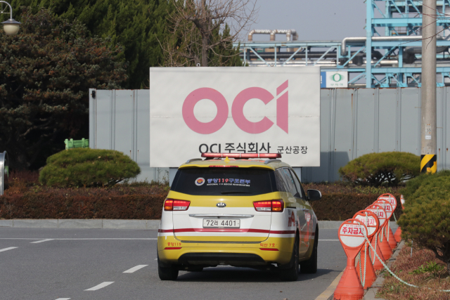 21일 오전 유독물질인 사염화규소가 누출된 전북 군산시 산북동 OCI 군산공장 정문에 중앙119구조본부 차량이 들어가고 있다. 연합뉴스