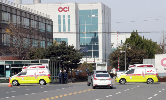 21일 오전 유독물질인 사염화규소가 누출된 전북 군산시 산북동 OCI 군산공장의 정문으로 중앙119구조본부 차량들이 오가고 있다. 이 사고로 인명 및 재산피해는 발생하지 않았다. 연합뉴스