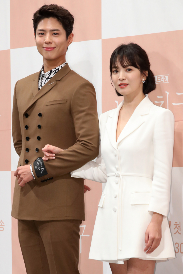 배우 송혜교(오른쪽)와 박보검이 21일 오후 서울 강남구 임피리얼 팰리스 호텔에서 열린 tvN 새 수목드라마