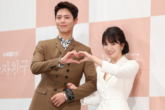 배우 송혜교(오른쪽)와 박보검이 21일 오후 서울 강남구 임피리얼 팰리스 호텔에서 열린 tvN 새 수목드라마 
