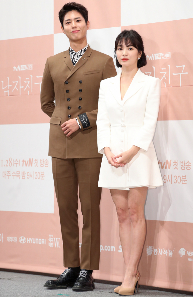 배우 송혜교(오른쪽)와 박보검이 21일 오후 서울 강남구 임피리얼 팰리스 호텔에서 열린 tvN 새 수목드라마 