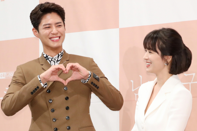 배우 박보검(왼쪽)과 송혜교가 21일 오후 서울 강남구 임피리얼 팰리스 호텔에서 열린 tvN 새 수목드라마 