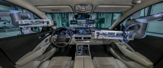 현대·기아자동차가 6대의 로봇을 이용하여 5가지 첨단 운전자 보조 시스템(ADAS : Advanced Driver Assistance System)을 비롯한 총 6가지의 안전 관련 장치를 하나의 공정에서 일괄 검사하는 전장집중검사 시스템을 세계 최초로 개발해 21일 공개했다. 현대·기아자동차 생산기술개발센터에서 전장집중검사 시스템을 실제 차량에 테스트하고 있다. 연합뉴스