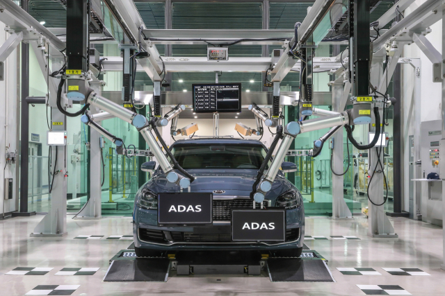 현대·기아자동차가 6대의 로봇을 이용하여 5가지 첨단 운전자 보조 시스템(ADAS : Advanced Driver Assistance System)을 비롯한 총 6가지의 안전 관련 장치를 하나의 공정에서 일괄 검사하는 전장집중검사 시스템을 세계 최초로 개발해 21일 공개했다. 현대·기아자동차 생산기술개발센터에서 전장집중검사 시스템을 실제 차량에 테스트하고 있다. 연합뉴스
