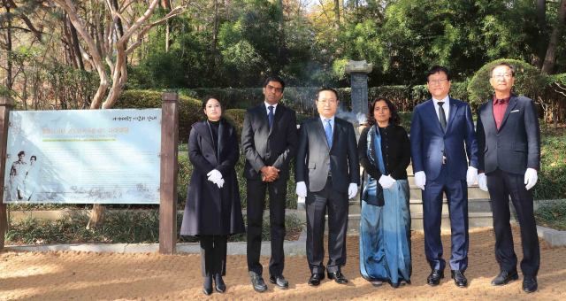 왼쪽 세 번째부터 이주석 대구경북연구원장, 스리프리야 랑가나탄 주한 인도대사, 김대권 수성구청장, 김희섭 수성구의회 의장. 수성구청 제공.