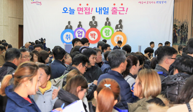 대구 달서구청이 지역 내 다양한 계층을 위한 일자리 창출 정책을 펼치고 있다. 21일 달서구청 대강당에서 개최한 제5회 달서구 취업박람회에 구직자들이 몰렸다. 달서구청 제공