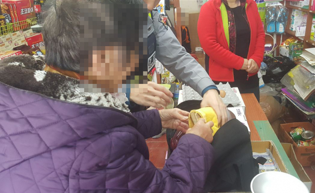 칠곡 지천면에 사는 A(89) 씨가 대구 강북경찰서의 도움으로 버스에 두고 내린 현금 500만원을 회수하고 있다. 강북경찰서 제공.
