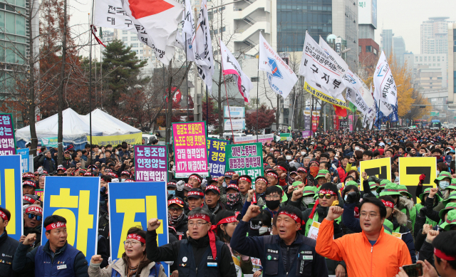 민주노총 대구지역 총파업대회가 21일 오후 수성구 대구고용노동청 앞에서 열린 가운데 참가자들이 노동법 개악 중단 등을 요구하며 구호를 외치고 있다. 김영진 기자 kyjmaeil@msnet.co.kr