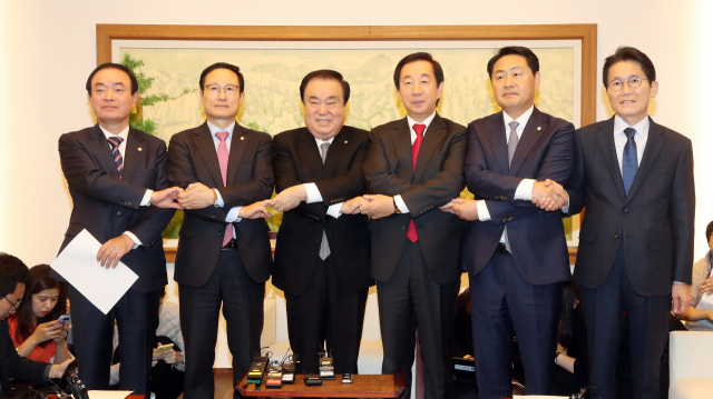 국회정상화에 합의한 문희상 국회 의장과 여야 원내대표들이 21일 국회의장실에서 합의문 발표에 앞서 사진촬영을 하고 있다. 왼쪽부터 민주평화당 장병완, 더불어민주당 홍영표 원내대표, 문 의장, 자유한국당 김성태, 바른미래당 김관영, 정의당 윤소하 원내대표. 연합뉴스