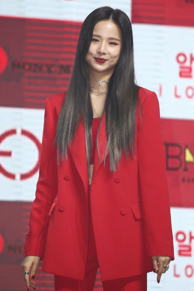 그룹 이엑스아이디의 솔지가 21일 오후 서울 용산구 블루스퀘어에서 열린 새 싱글 