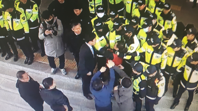 민주노총　노조원이　청사 출입을　막는　김천시청　공무원을　폭행해　말썽이　일고　있다．김천시청　ＣＣＴＶ　캡처