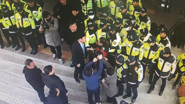 지난달 22일 민주노총 노조원이 청사출입을 막는 김천시청 공무원을 폭행하고 있다．김천시청 ＣＣＴＶ 캡쳐