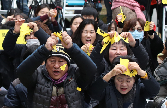 정부가 화해치유재단을 해산한다고 공식 발표한 21일 서울 종로구 옛 일본대사관 앞에서 열린 일본군 위안부 문제 해결을 위한 정기 수요시위 참가자들이 