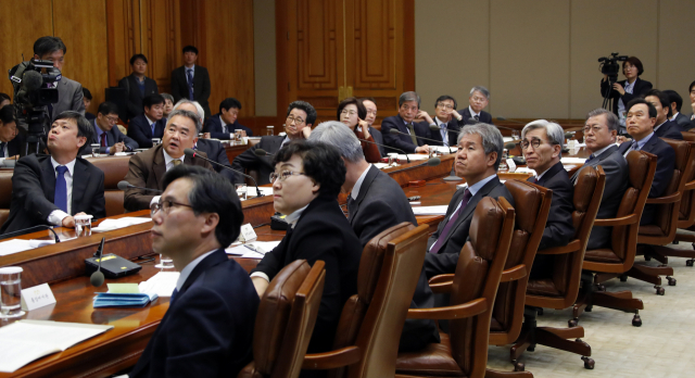 송재호 국가균형발전위원장(왼쪽에서 두 번째)이 21일 낮 청와대 집현실에서 열린 국정과제 위원회 및 대통령자문위원회 오찬 간담회에서 위원회의 추진 성과 및 향후계획에 대한 보고를 하고 있다. 연합뉴스