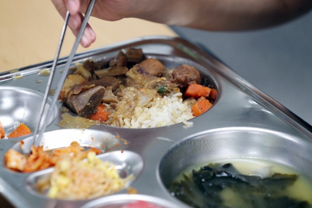 서울시와 서울시교육청이 2021년까지 국·공·사립 학교유형이나 초·중·고교 등 학교급과 상관없이 무상급식을 시행한다는 계획을 29일 발표했다. 계획대로면 2011년 공립초부터 시작된 서울 학교 무상급식이 10년 만에 완성되게 된다. 연합뉴스