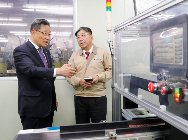 최수규 중소벤처기업부 차관이 20일 산업·고용위기 지역인 울산 지역의 스마트전자㈜를 찾아 사측 관계자와 생산현장을 둘러보고 있다. 연합뉴스