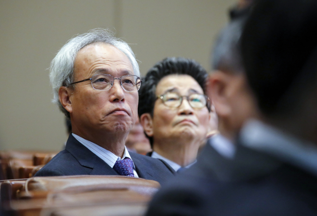 문성현 경제사회노동위원장이 21일 낮 청와대 집현실에서 열린 국정과제위원회와 대통령자문위원회 오찬간담회에서 국정과제위원회별 추진성과 및 향후 계획 보고를 바라보고 있다. 연합뉴스