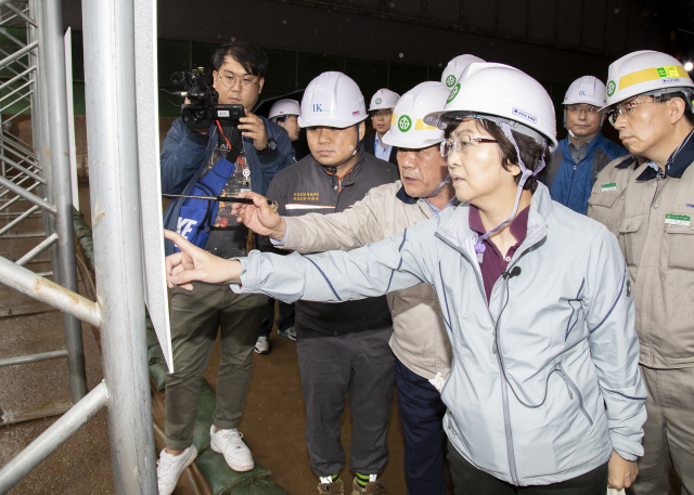 김은경 전 환경부 장관이 재직시절 경북 봉화군 석포면 ㈜영풍석포제련소 폐수처리장을 방문하여 폐수처리공정을 점검하는 모습. 연합뉴스