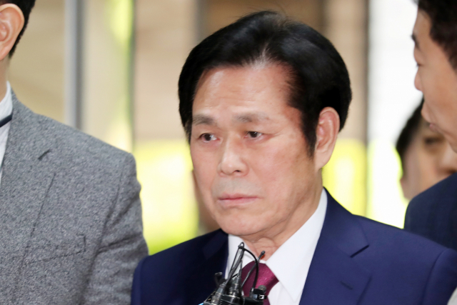 서울중앙지법 형사합의26부(정문성 부장판사)가 22일 자신의 교회 신도 여러 명을 수년에 걸쳐 상습적으로 성폭행한 혐의로 재판에 넘겨진 이재록 만민중앙성결교회 목사에게 징역 15년을 선고했다. 사진은 지난 5월 3일 구속 전 피의자심문을 위해 서울중앙지방법원에 출석한 이 목사 모습. 연합뉴스