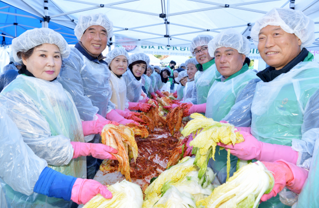 경산시 새마을부녀회는 22일 사랑의 김장담그기를 하고 있다.