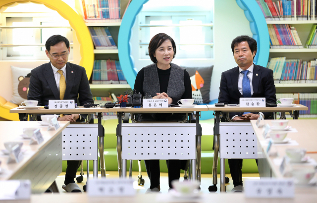 유은혜 사회부총리 겸 교육부 장관(가운데)이 22일 오전 대구시 수성구 황금동 황금유치원을 찾아 학부모, 교직원과 간담회를 하고 있다. 이 유치원은 고등학교 부지를 활용해 만든 공립 단설유치원이다. 연합뉴스