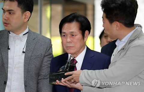 이재록 만민중앙성결교회 목사(가운데). 연합뉴스