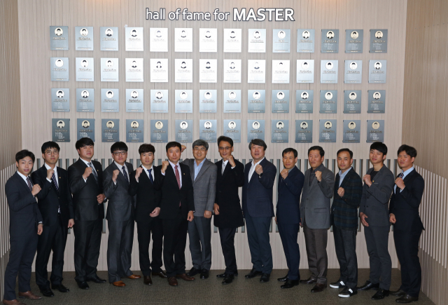 삼성SDI 구미사업장이 올해 기술마이스터로 새롭게 임명된 임직원 11명을 명예의 전당에 헌액하는 제막식을 하고 있다. 삼성SDI 제공