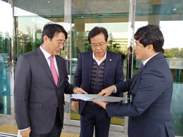 전우헌(왼쪽) 경북도 경제부지사가 자유한국당 송언석(가운데) 의원을 만나 경북도 사업의 국비 반영을 건의하고 있다. 경북도 제공
