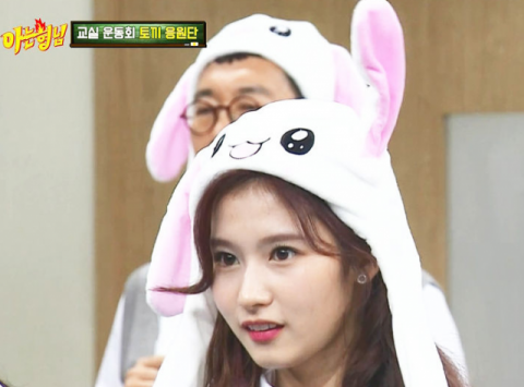 움직이는 토끼 모자가 전국적인 열풍을 일으키고 있다. 연예인들 사이에서도 인증샷을 쉽게 찾아볼 수 있다. 온라인 커뮤니티 캡처 #움직이는토끼모자 #트와이스 #엑소 #워너원 #블랙핑크 #레드벨벳 #강호동 #마동석