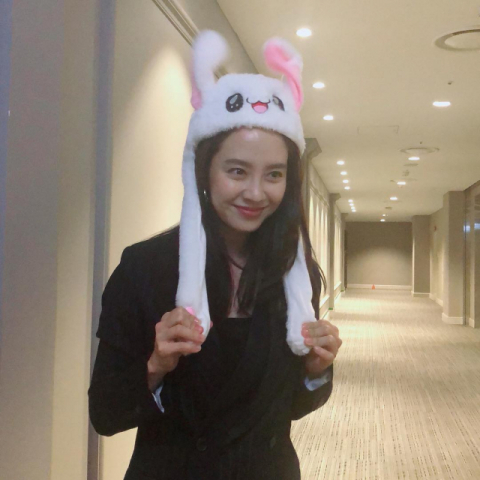 움직이는 토끼 모자가 전국적인 열풍을 일으키고 있다. 연예인들 사이에서도 인증샷을 쉽게 찾아볼 수 있다. 온라인 커뮤니티 캡처 #움직이는토끼모자 #트와이스 #엑소 #워너원 #블랙핑크 #레드벨벳 #강호동 #마동석