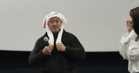 움직이는 토끼 모자가 전국적인 열풍을 일으키고 있다. 연예인들 사이에서도 인증샷을 쉽게 찾아볼 수 있다. 온라인 커뮤니티 캡처 #움직이는토끼모자 #트와이스 #엑소 #워너원 #블랙핑크 #레드벨벳 #강호동 #마동석