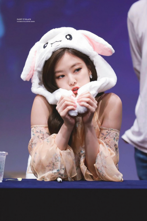 움직이는 토끼 모자가 전국적인 열풍을 일으키고 있다. 연예인들 사이에서도 인증샷을 쉽게 찾아볼 수 있다. 온라인 커뮤니티 캡처 #움직이는토끼모자 #트와이스 #엑소 #워너원 #블랙핑크 #레드벨벳 #강호동 #마동석