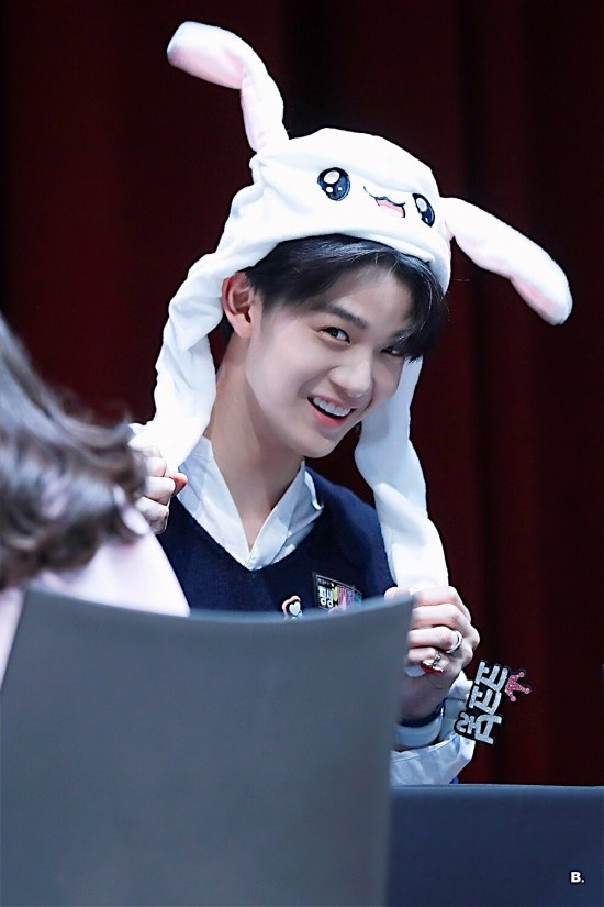 움직이는 토끼 모자가 전국적인 열풍을 일으키고 있다. 연예인들 사이에서도 인증샷을 쉽게 찾아볼 수 있다. 온라인 커뮤니티 캡처 #움직이는토끼모자 #트와이스 #엑소 #워너원 #블랙핑크 #레드벨벳 #강호동 #마동석