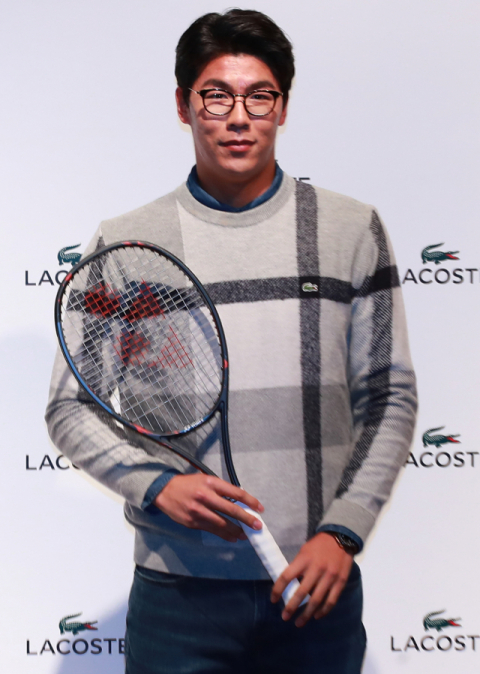 정현이 지난 20일 서울 빌라드베일리에서 팬과의 시간을 갖기에 앞서 테니스 라켓을 들고 포즈를 취하고 있다. 연합뉴스