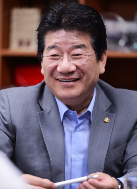 자유한국당 주호영 의원이 12일 오전 국회에서 열린 정무위원회 금융감독원 국정감사에서 윤석헌 금융감독원 원장에게 질의하고 있다. 연합뉴스