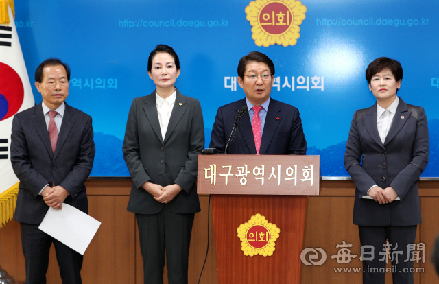권영진 대구시장이 22일 오후 대구시의회에서 열린 대구시 중학교 전면 무상급식 실시 기자회견에서 취재진의 질문에 답변하고 있다. 이 자리에는 배지숙 대구시의회 의장, 강은희 대구시교육감, 유한국 서구청장(대구 구청장,군수 협의회장)이 함께 참석, 무상급식 실시를 공동 발표했다.성일권 기자 sungig@msnet.co.kr