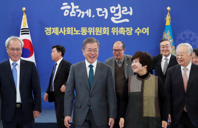 문재인 대통령이 22일 오후 청와대에서 열린 경제사회노동위원회 위촉장 수여식에서 위원들에게 위촉장을 수여한 뒤 함께 1차 회의장으로 향하고 있다. 연합뉴스