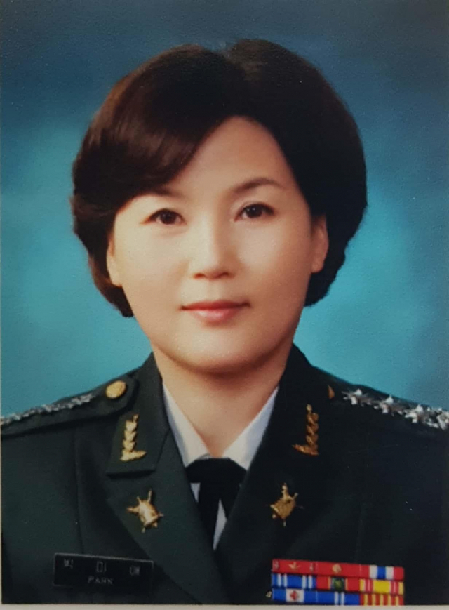 정부가 22일 육군 병과장에 박미애 준장진급자(여군정훈 3기)를 임명했다. 1986년 정훈병과에 여군이 임관한 이후 32년 만에 처음으로 여군 장군이 병과장을 맡게 됐다. 연합뉴스