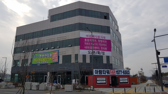 내년 상반기 의원 4곳의 입주가 예정된 경북도청 신도시 한 건물의 모습. 병원 홍보 현수막이 건물 외벽을 장식하고 있다. 윤영민 기자