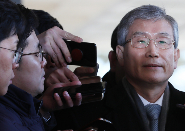 고영한 전 대법관이 23일 오전 서울 서초구 서울중앙지검에 재판개입 의혹과 관련한 조사를 받기 위해 출석, 취재진의 질문에 답하고 있다. 연합뉴스
