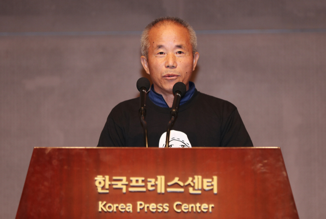 황상기 반올림 대표가 23일 오전 서울 중구 프레스센터에서 열린 삼성전자-반올림 중재판정 이행합의 협약식에서 인사말하고 있다. 연합뉴스