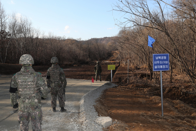 6·25 전쟁 당시 최대 격전지였던 강원도 철원 비무장지대(DMZ) 내 화살머리고지에서 남북이 아직까지 수습하지 못한 6·25 전쟁 전사자 유해를 공동으로 발굴하는 사업을 위한 남북공동 도로개설 작업을 하고 있는 가운데 22일 오후 육군 장병들이 군사분계선(MDL) 바로 앞에서 경계를 서고 있다. 남북은 지난 9월 19일 체결한 군사합의서에서 원활하게 유해를 발굴하기 위해 12ｍ 폭의 도로를 개설하고 군사분계선에서 연결한다고 합의했었다. 연합뉴스